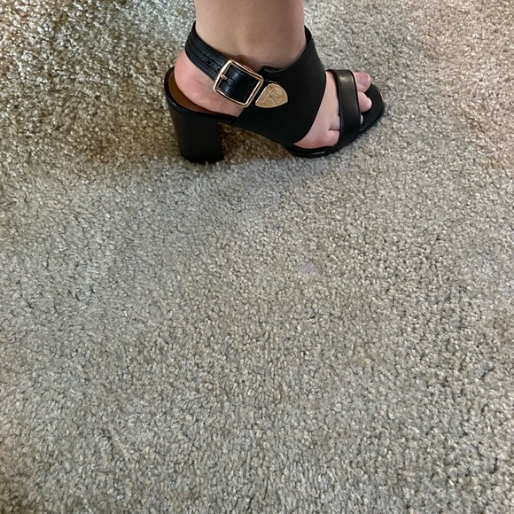 Selling for my fiancé. She doesn’t use them. - Picture 3 of 4